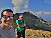 06 In vetta alla Cima di Lemma (2348 m) con Pizzo Scala da sfondo